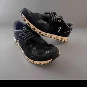 On Cloud Black Running Shoes Women’s 8